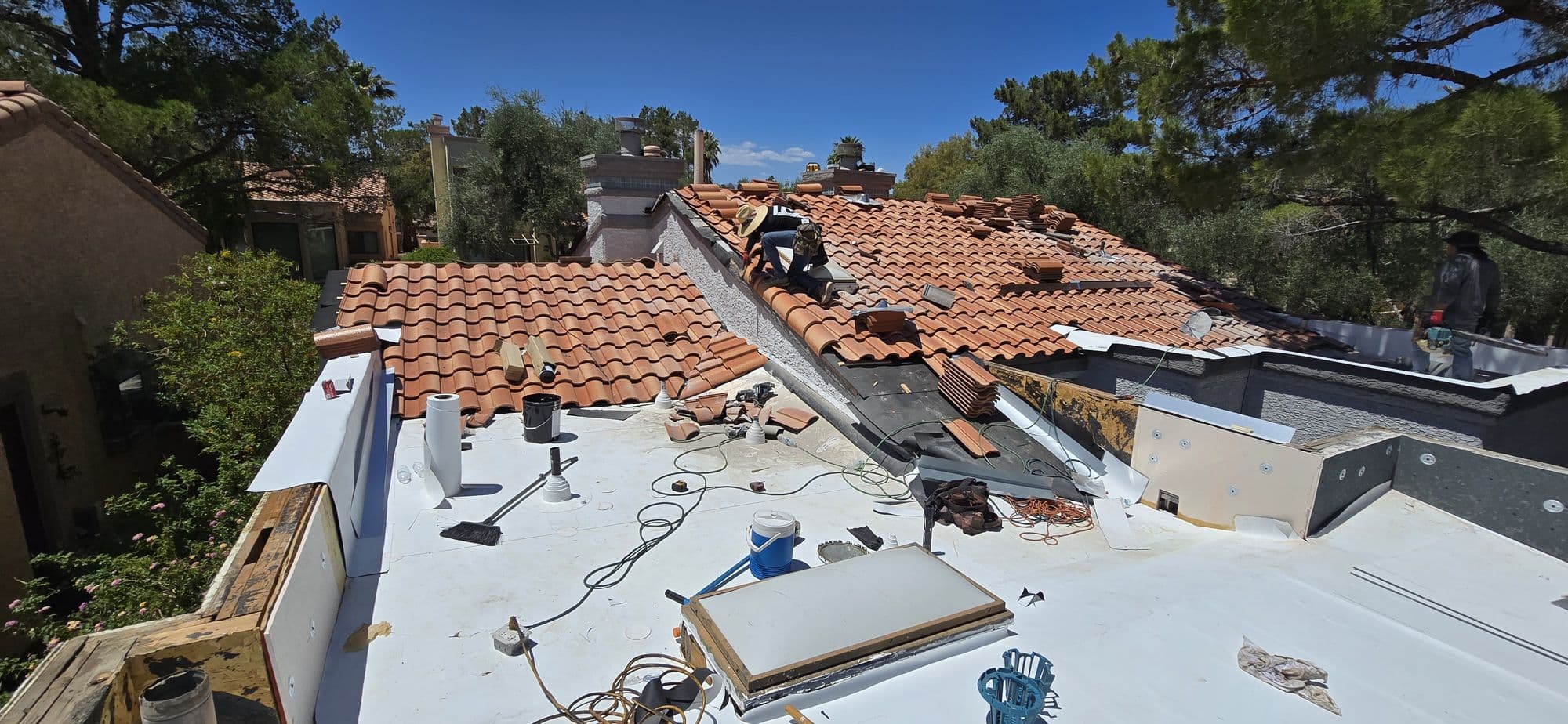 Flat roof and tile